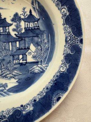 Five Chinese blue and white, Imari-style and famille rose wares, 18th C. — photo 29