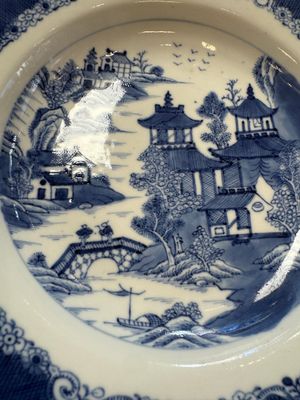 Five Chinese blue and white, Imari-style and famille rose wares, 18th C. — photo 30