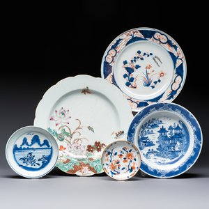 Five Chinese blue and white, Imari-style and famille rose wares, 18th C. — photo 1