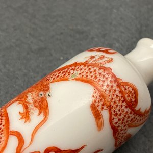 Five Chinese blue and white, iron- and copper-red snuff bottles, 19th C. — photo 19