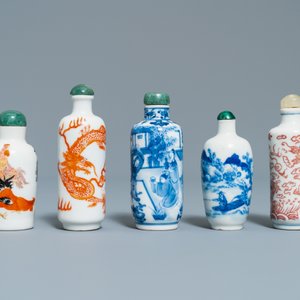 Five Chinese blue and white, iron- and copper-red snuff bottles, 19th C. — photo 2