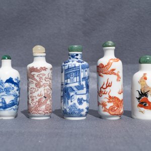 Five Chinese blue and white, iron- and copper-red snuff bottles, 19th C. — photo 8