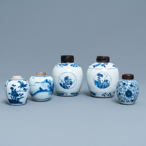 Five Chinese blue and white jars, Kangxi — 照片 1