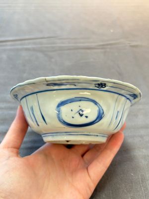 Five Chinese blue and white 'klapmuts' bowls with figural design, Wanli — photo 1
