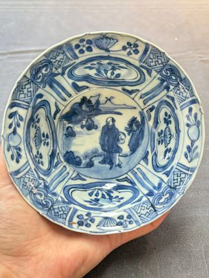 Five Chinese blue and white 'klapmuts' bowls with figural design, Wanli — photo 11