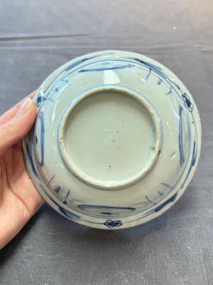 Five Chinese blue and white 'klapmuts' bowls with figural design, Wanli — photo 12