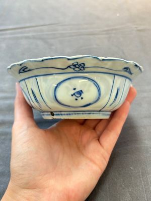 Five Chinese blue and white 'klapmuts' bowls with figural design, Wanli — photo 14