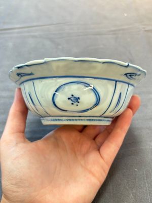 Five Chinese blue and white 'klapmuts' bowls with figural design, Wanli — photo 15