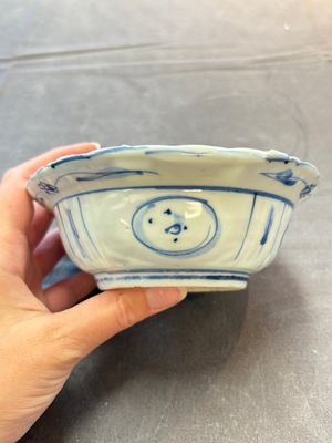 Five Chinese blue and white 'klapmuts' bowls with figural design, Wanli — photo 19