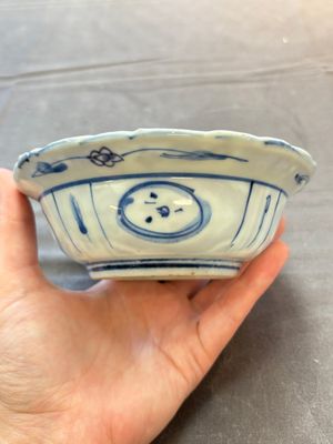Five Chinese blue and white 'klapmuts' bowls with figural design, Wanli — photo 20
