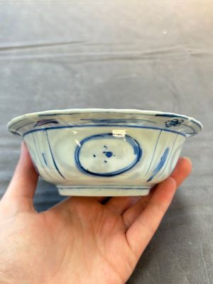 Five Chinese blue and white 'klapmuts' bowls with figural design, Wanli — photo 2