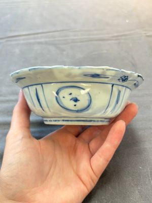 Five Chinese blue and white 'klapmuts' bowls with figural design, Wanli — photo 22