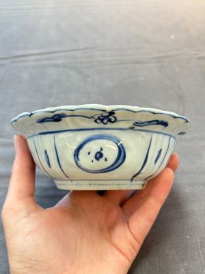 Five Chinese blue and white 'klapmuts' bowls with figural design, Wanli — photo 25