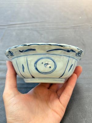 Five Chinese blue and white 'klapmuts' bowls with figural design, Wanli — photo 27
