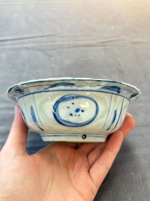 Five Chinese blue and white 'klapmuts' bowls with figural design, Wanli — photo 3