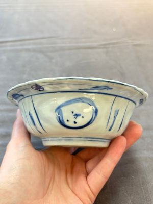 Five Chinese blue and white 'klapmuts' bowls with figural design, Wanli — photo 4