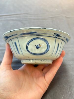 Five Chinese blue and white 'klapmuts' bowls with figural design, Wanli — photo 7