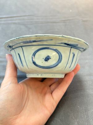 Five Chinese blue and white 'klapmuts' bowls with figural design, Wanli — photo 8