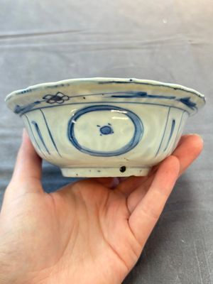 Five Chinese blue and white 'klapmuts' bowls with figural design, Wanli — photo 9