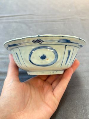 Five Chinese blue and white 'klapmuts' bowls with figural design, Wanli — photo 10