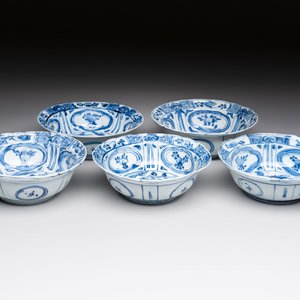 Five Chinese blue and white 'klapmuts' bowls with figural design, Wanli — photo 1