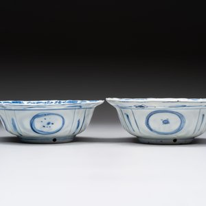 Five Chinese blue and white 'klapmuts' bowls with figural design, Wanli — photo 11