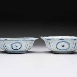 Five Chinese blue and white 'klapmuts' bowls with figural design, Wanli — photo 12
