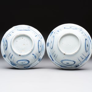 Five Chinese blue and white 'klapmuts' bowls with figural design, Wanli — photo 14