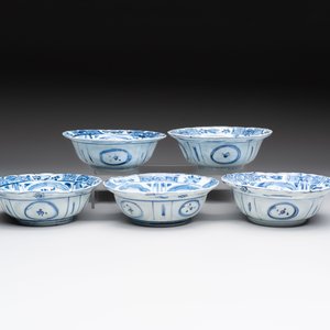 Five Chinese blue and white 'klapmuts' bowls with figural design, Wanli — photo 2