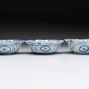 Five Chinese blue and white 'klapmuts' bowls with figural design, Wanli — photo 3