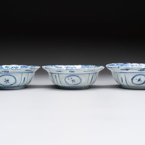 Five Chinese blue and white 'klapmuts' bowls with figural design, Wanli — photo 4