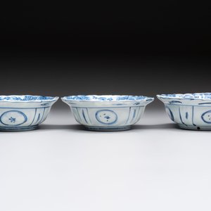 Five Chinese blue and white 'klapmuts' bowls with figural design, Wanli — photo 5