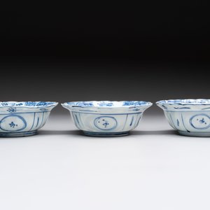 Five Chinese blue and white 'klapmuts' bowls with figural design, Wanli — photo 6