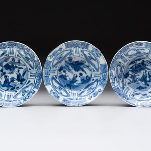 Five Chinese blue and white 'klapmuts' bowls with figural design, Wanli — photo 7