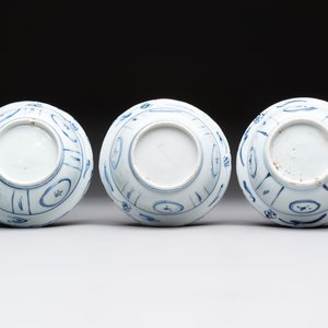 Five Chinese blue and white 'klapmuts' bowls with figural design, Wanli — photo 8
