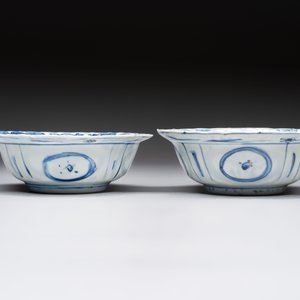 Five Chinese blue and white 'klapmuts' bowls with figural design, Wanli — photo 9