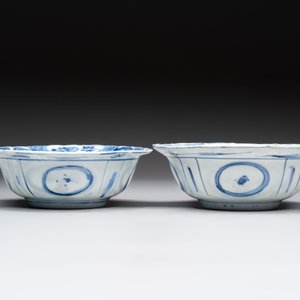 Five Chinese blue and white 'klapmuts' bowls with figural design, Wanli — photo 10