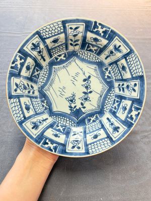 Five Chinese blue and white 'kraak' and 'kraak'-style plates, a saucer and a bowl, Ming/Qing — photo 1