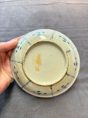 Five Chinese blue and white 'kraak' and 'kraak'-style plates, a saucer and a bowl, Ming/Qing — photo 13