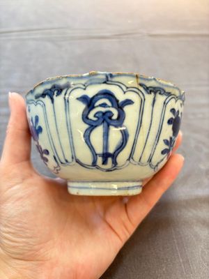 Five Chinese blue and white 'kraak' and 'kraak'-style plates, a saucer and a bowl, Ming/Qing — photo 14