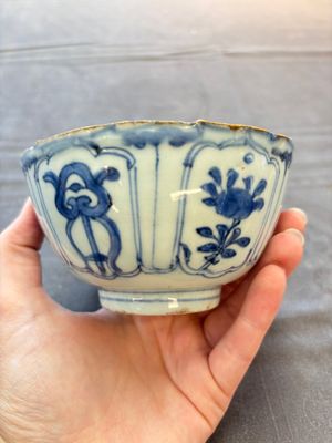 Five Chinese blue and white 'kraak' and 'kraak'-style plates, a saucer and a bowl, Ming/Qing — photo 17