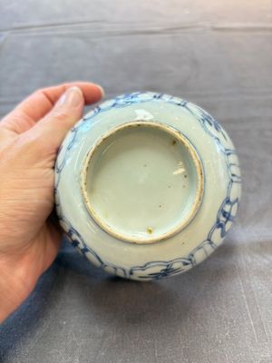 Five Chinese blue and white 'kraak' and 'kraak'-style plates, a saucer and a bowl, Ming/Qing — photo 19