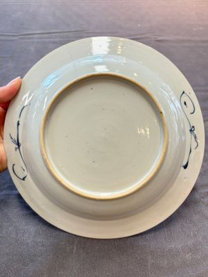 Five Chinese blue and white 'kraak' and 'kraak'-style plates, a saucer and a bowl, Ming/Qing — photo 2