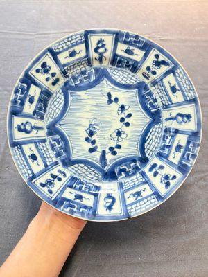 Five Chinese blue and white 'kraak' and 'kraak'-style plates, a saucer and a bowl, Ming/Qing — photo 3