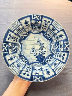 Five Chinese blue and white 'kraak' and 'kraak'-style plates, a saucer and a bowl, Ming/Qing — photo 6
