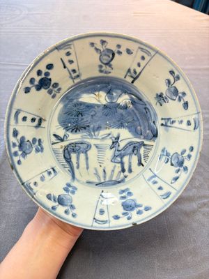 Five Chinese blue and white 'kraak' and 'kraak'-style plates, a saucer and a bowl, Ming/Qing — photo 8
