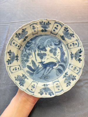 Five Chinese blue and white 'kraak' and 'kraak'-style plates, a saucer and a bowl, Ming/Qing — photo 10