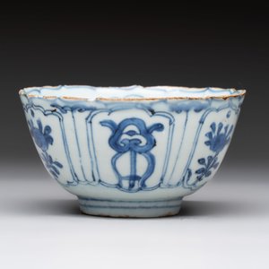 Five Chinese blue and white 'kraak' and 'kraak'-style plates, a saucer and a bowl, Ming/Qing — photo 10