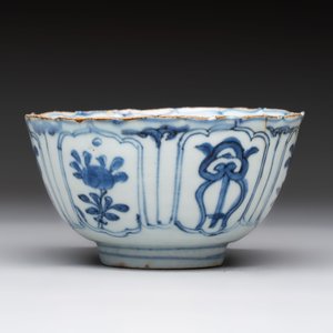 Five Chinese blue and white 'kraak' and 'kraak'-style plates, a saucer and a bowl, Ming/Qing — photo 11