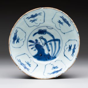 Five Chinese blue and white 'kraak' and 'kraak'-style plates, a saucer and a bowl, Ming/Qing — photo 12